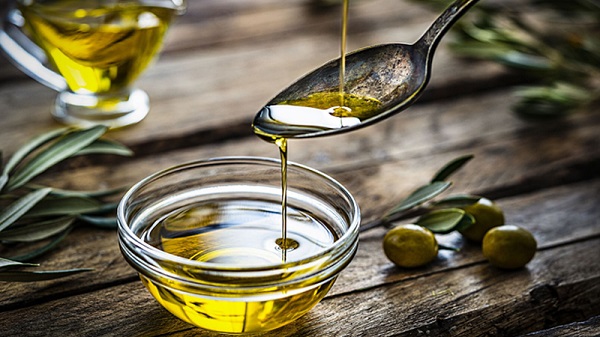 Massage với dầu oliu