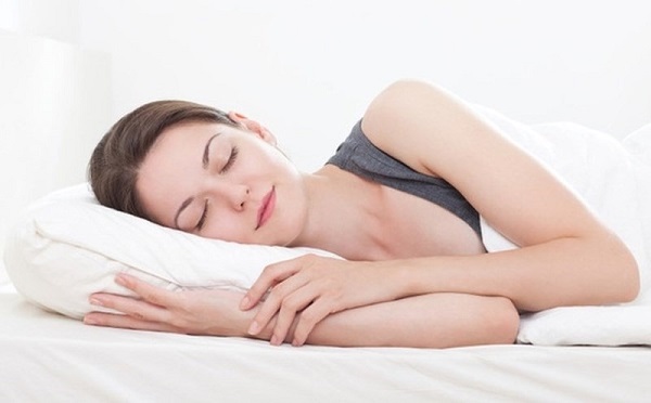 tư thế ngủ cho người suy giãn tĩnh mạch chân